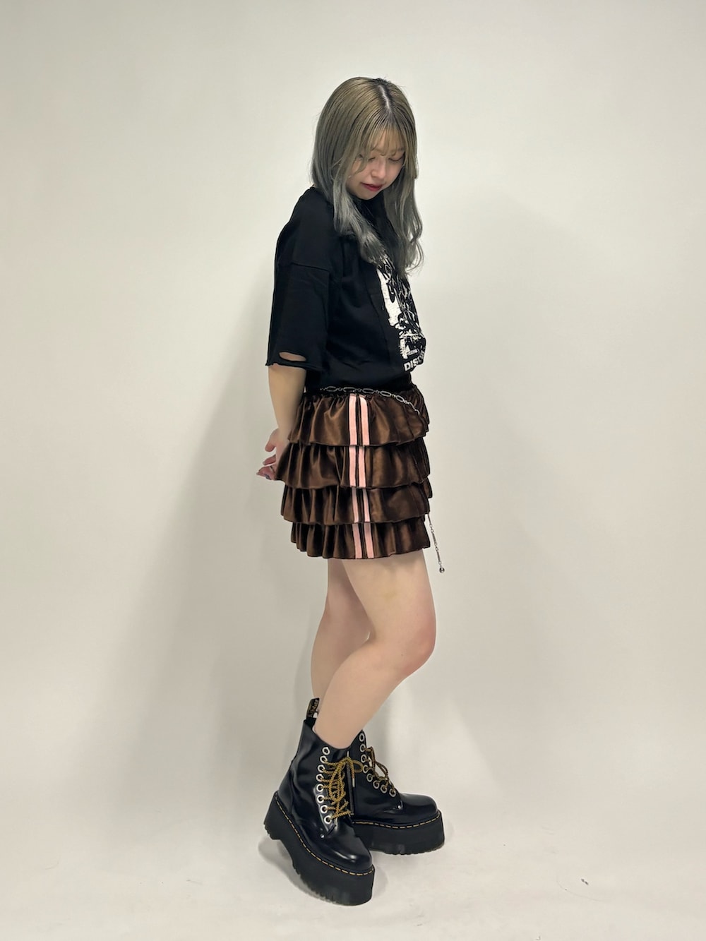 ブラウン系のスカート、ブラック系のその他シューズ、ブラック系のTシャツ/カットソーを着用したレディースの夏コーディネートの2枚目の写真