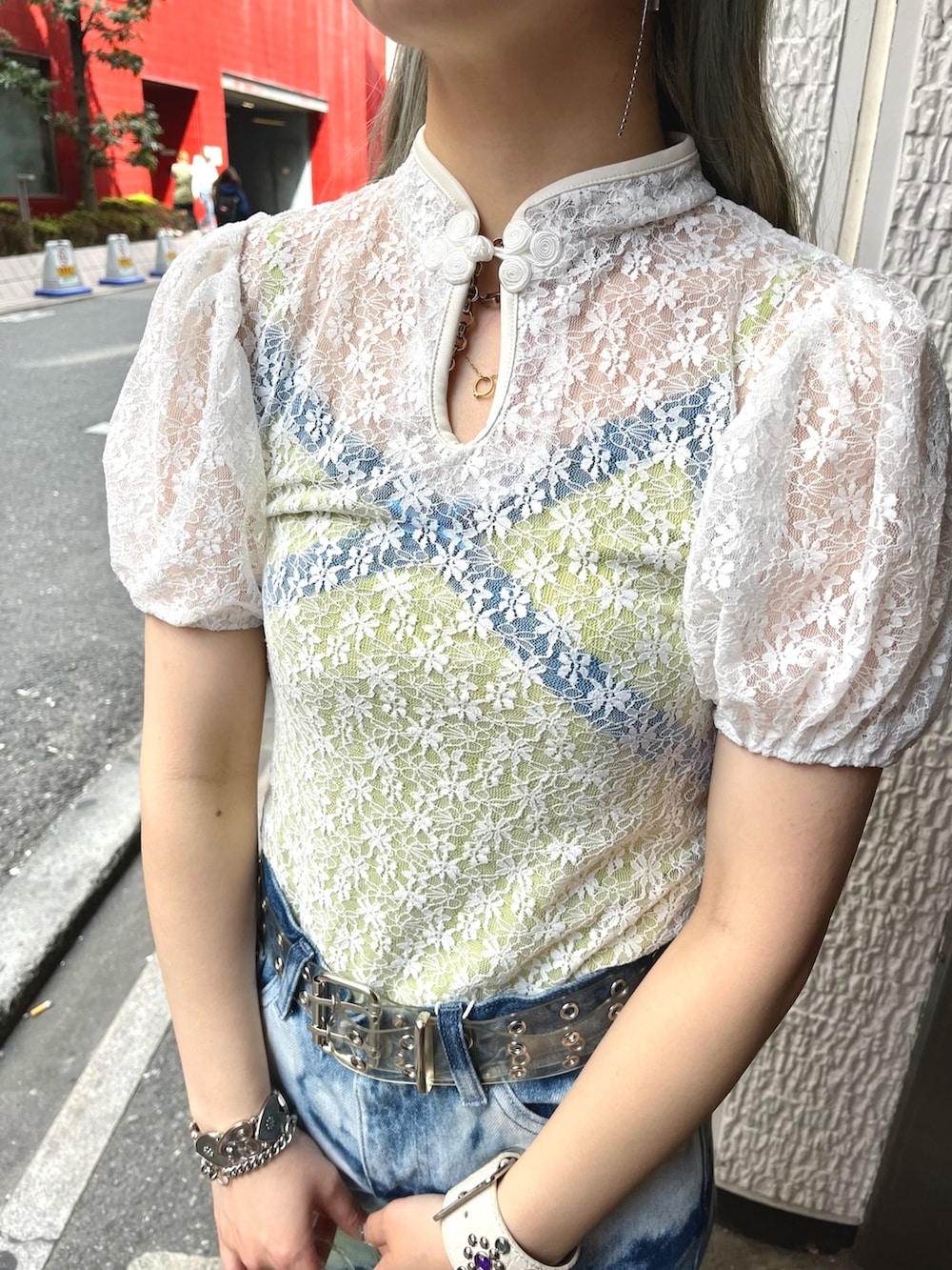 ホワイト系のTシャツ/カットソー、ブルー系のデニムパンツ、その他のボストンバッグを着用したレディースの春コーディネートの6枚目の写真