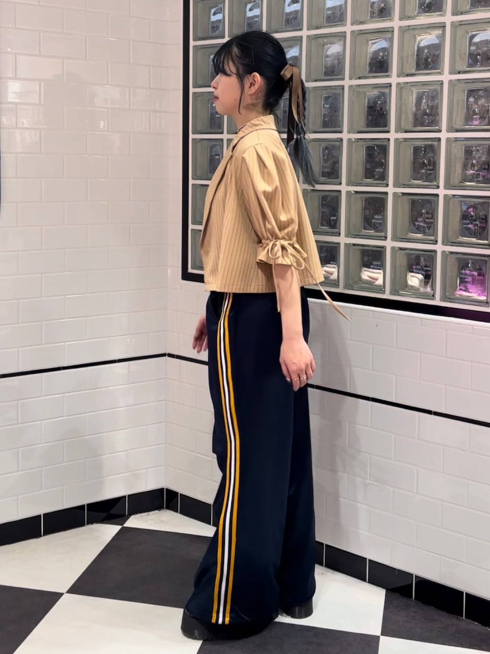 ブルー系のその他パンツ、ブラック系のその他シューズ、ベージュ系のテーラードジャケットを着用したレディースの冬コーディネートの4枚目の写真