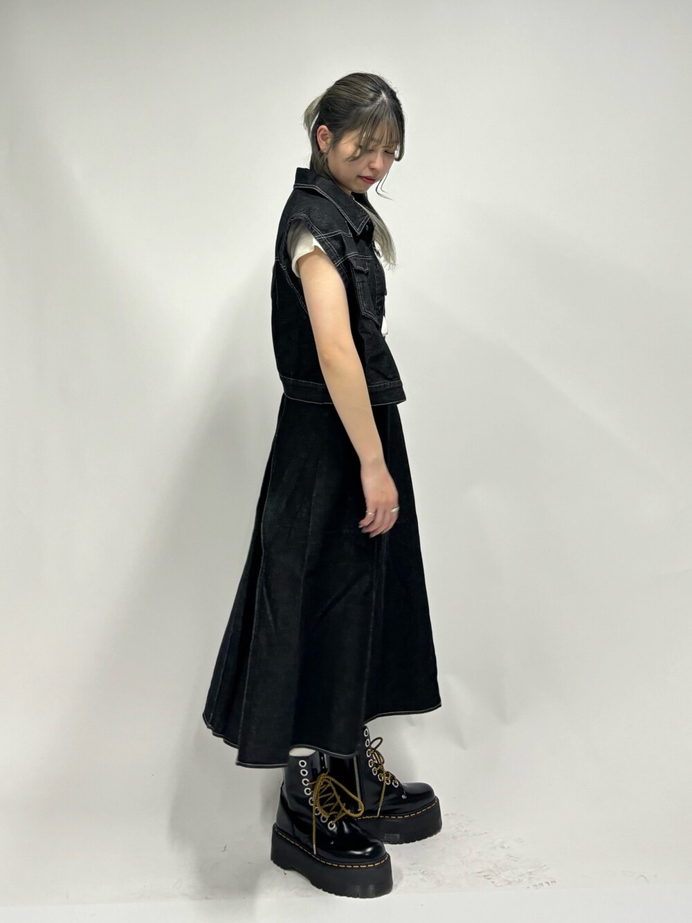 ブラック系のワンピース、ホワイト系のTシャツ/カットソー、ブラック系のその他シューズを着用したレディースの春コーディネートの2枚目の写真