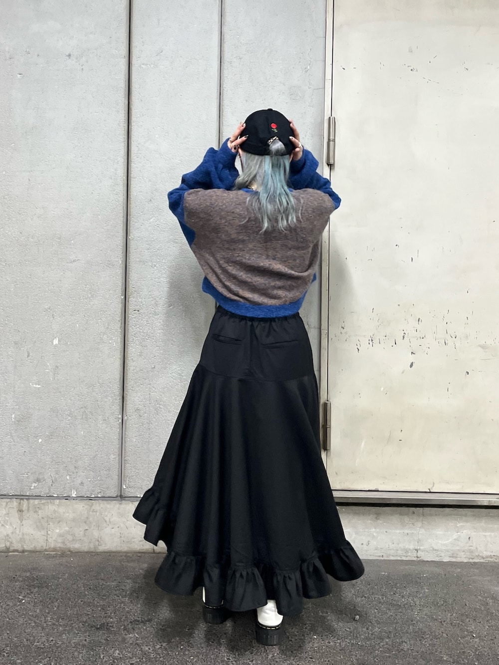 ホワイト系のTシャツ/カットソー、ブラック系のスカート、ブルー系のカーディガン/ボレロを着用したレディースの秋コーディネートの3枚目の写真