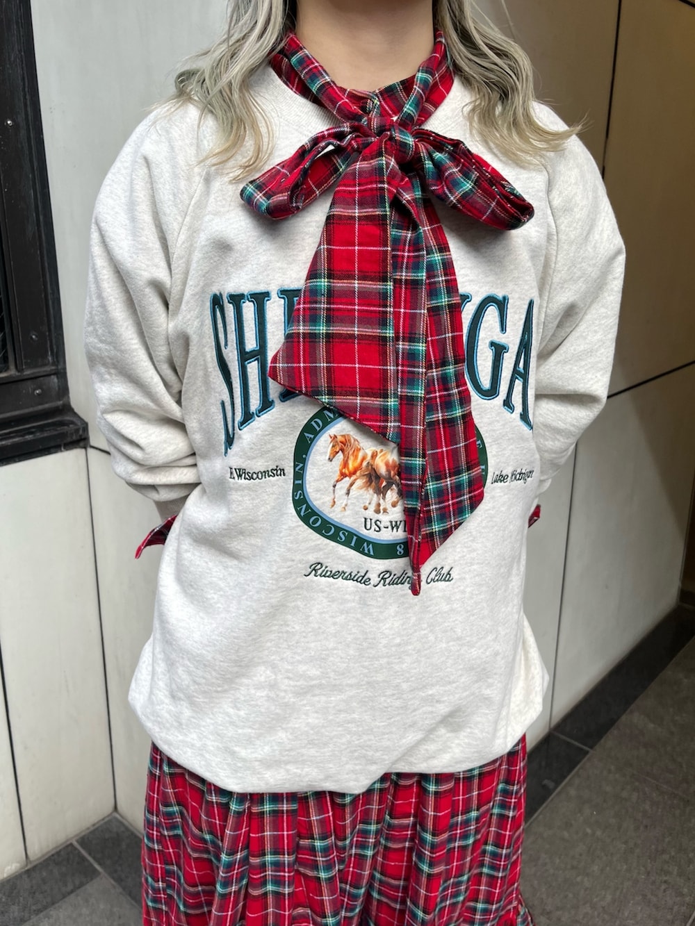 グレー系のスウェット、レッド系のワンピースを着用したレディースの秋コーディネートの5枚目の写真