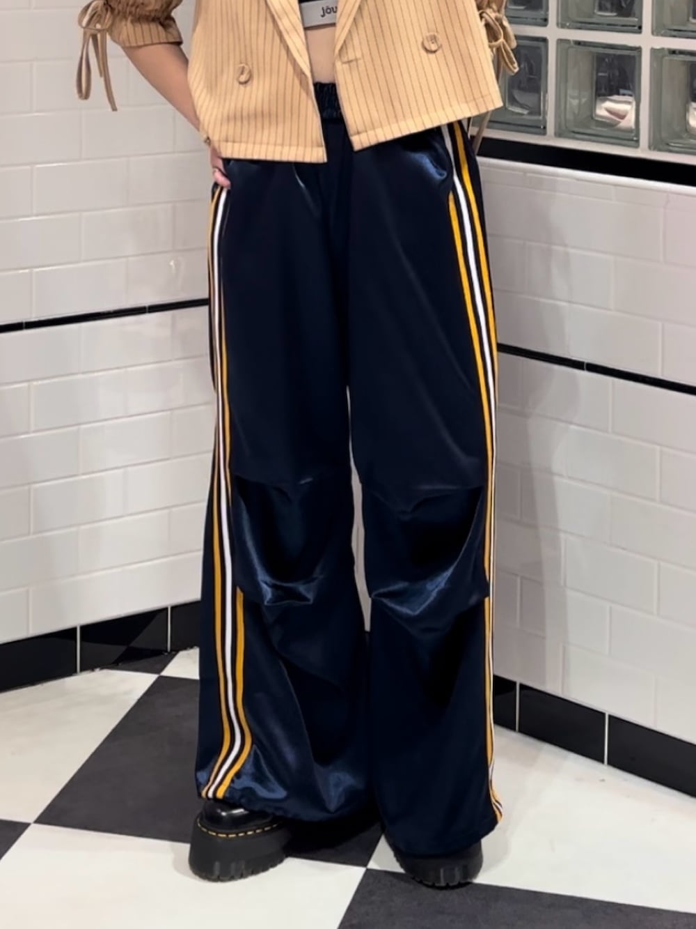 ブルー系のその他パンツ、ブラック系のその他シューズ、ベージュ系のテーラードジャケットを着用したレディースの冬コーディネートの5枚目の写真