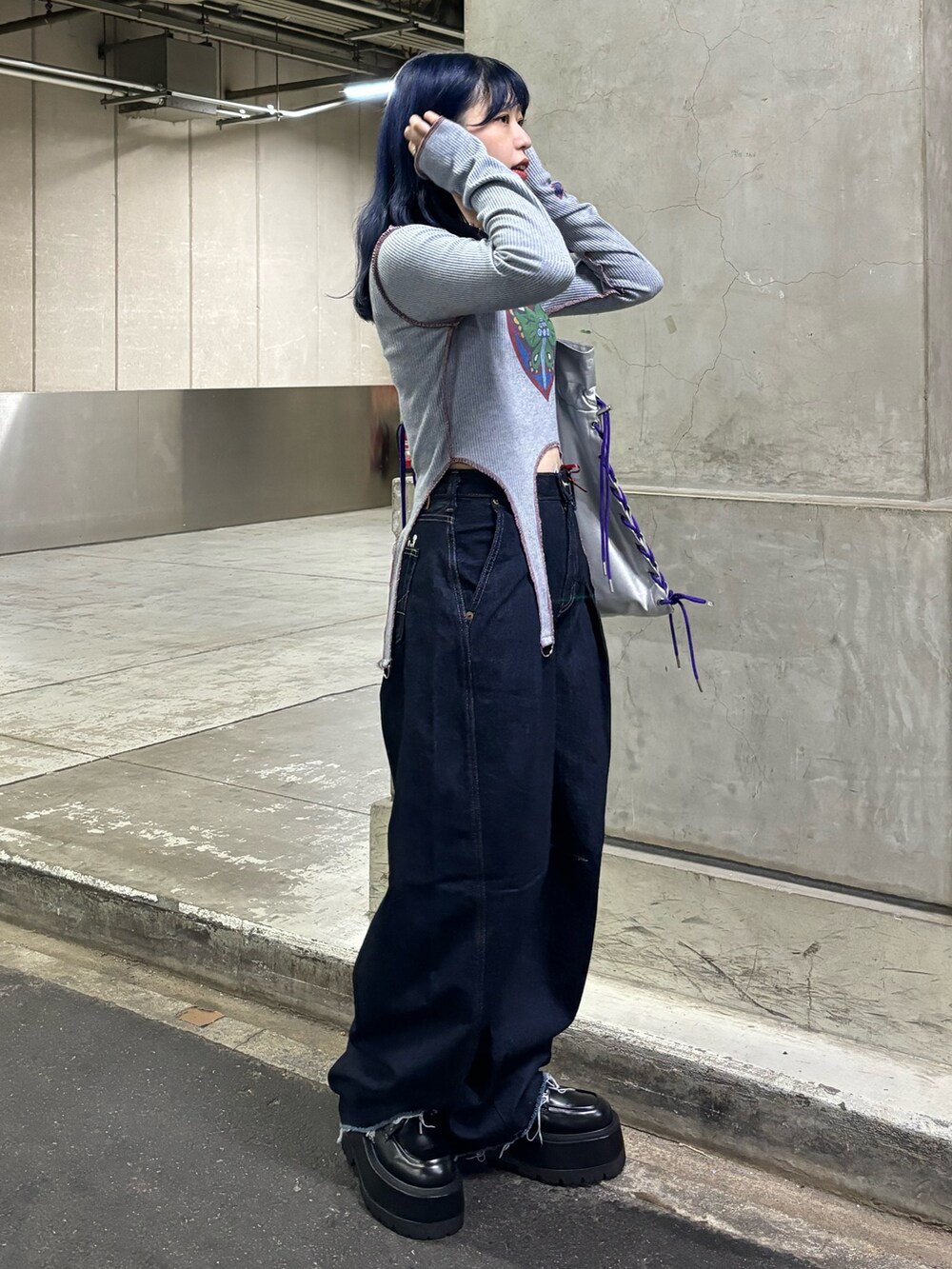 ブルー系のデニムパンツ、ブラック系のドレスシューズ、ブルー系のTシャツ/カットソーを着用したレディースの秋コーディネートの2枚目の写真