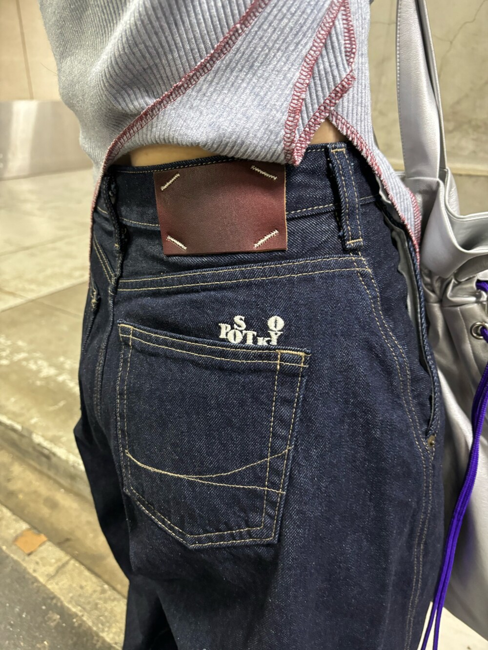 ブルー系のデニムパンツ、ブラック系のドレスシューズ、ブルー系のTシャツ/カットソーを着用したレディースの秋コーディネートの8枚目の写真