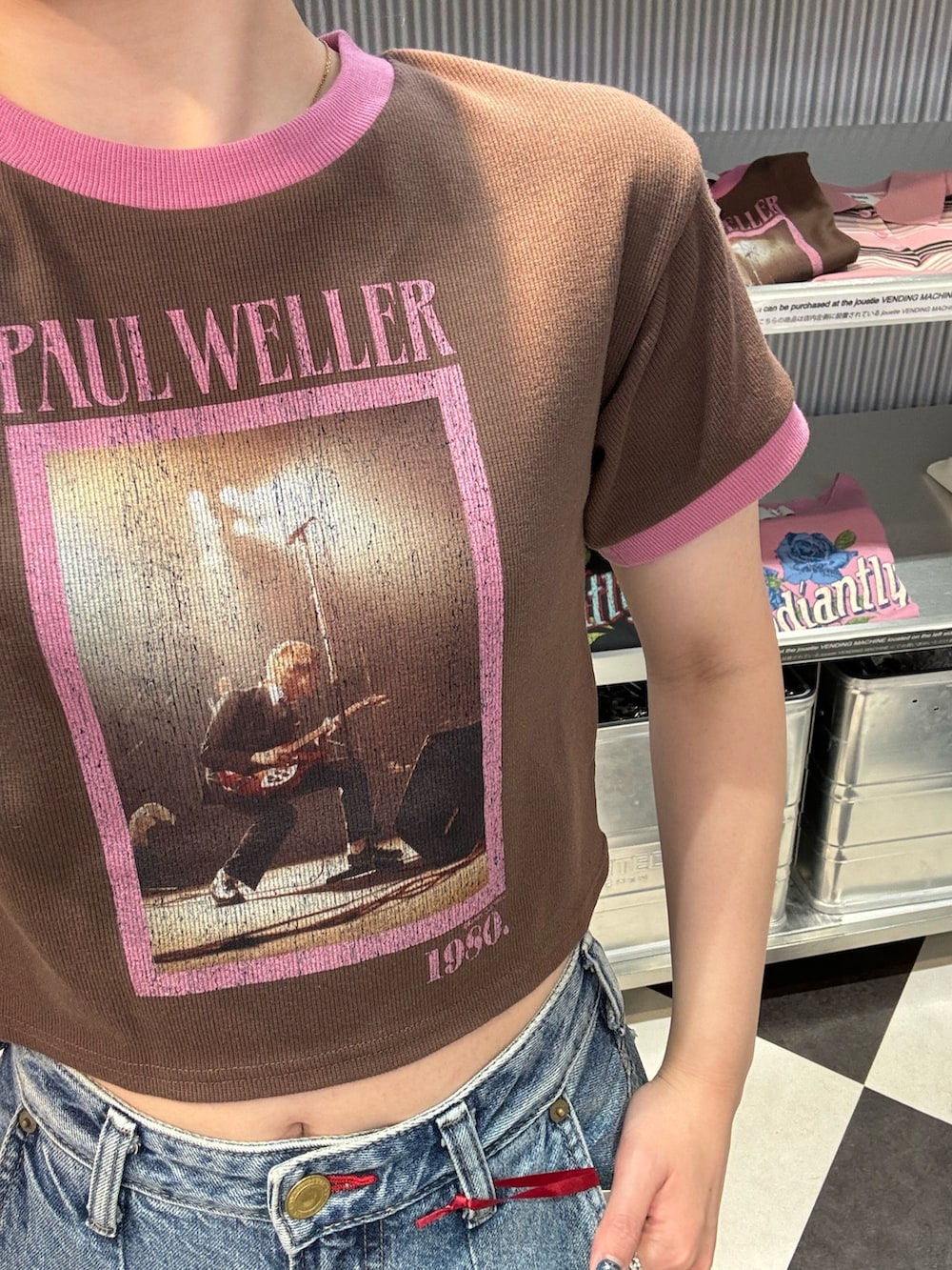 ブルー系のデニムパンツ、ブラウン系のTシャツ/カットソーを着用したレディースの春コーディネートの5枚目の写真