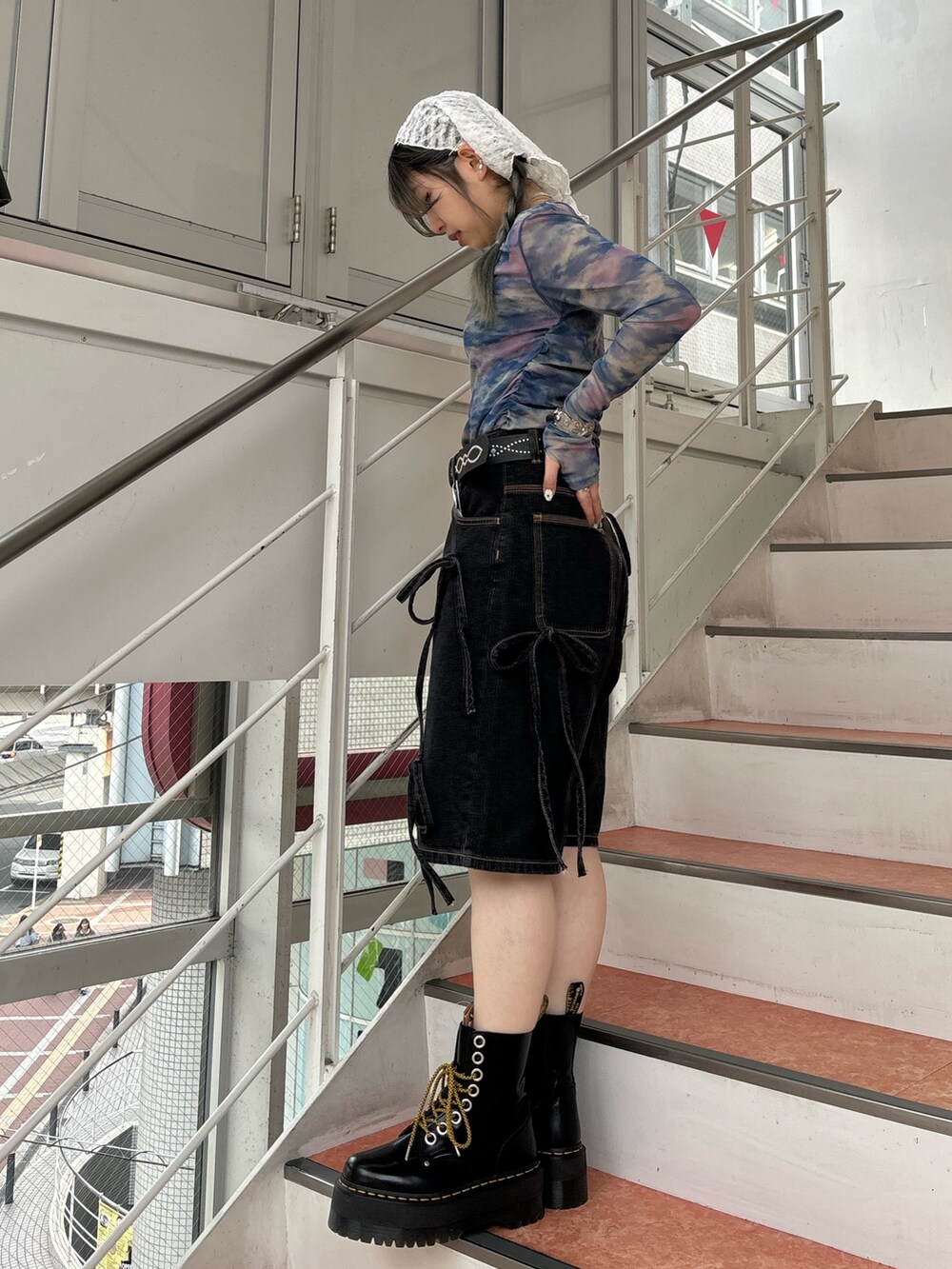 ブラック系のデニムパンツ、ブルー系のTシャツ/カットソー、ブラック系のその他シューズを着用したレディースの春コーディネートの4枚目の写真