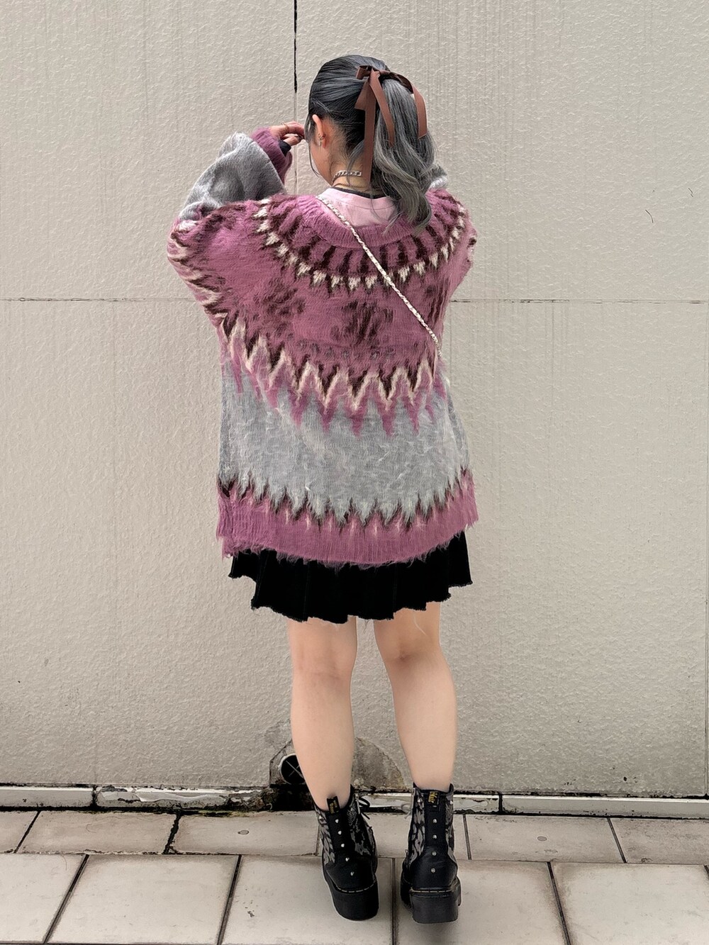 ブラック系のその他パンツ、ホワイト系のショルダーバッグ、ピンク系のTシャツ/カットソーを着用したレディースの秋コーディネートの3枚目の写真