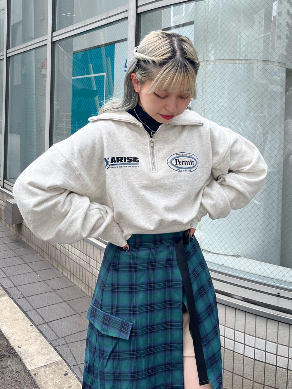 グレー系のスウェット、グリーン系のスカートを着用したレディースの冬コーディネートの5枚目の写真