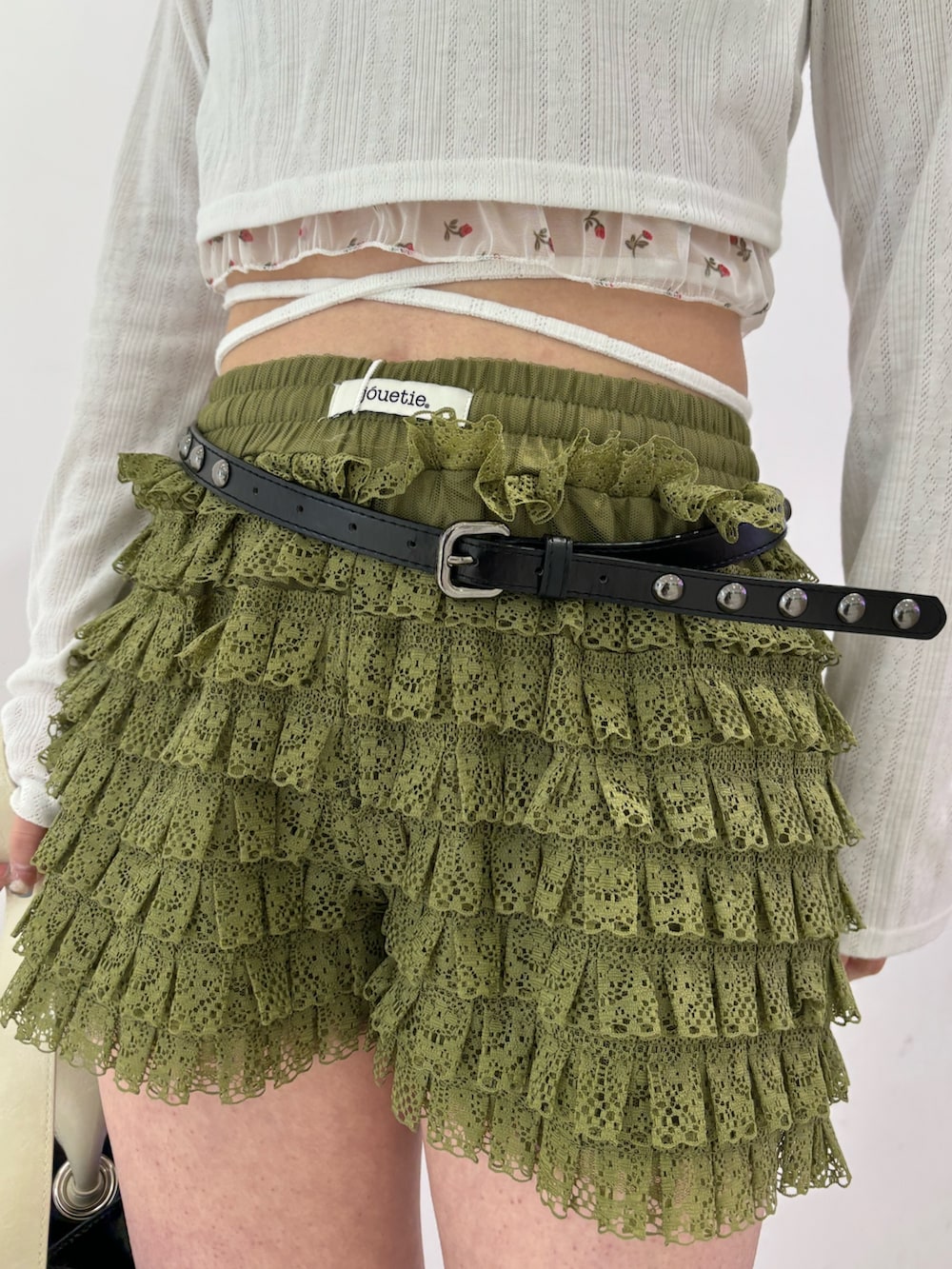 グリーン系のその他パンツ、ホワイト系のTシャツ/カットソー、ブラック系のトートバッグを着用したレディースの春コーディネートの6枚目の写真