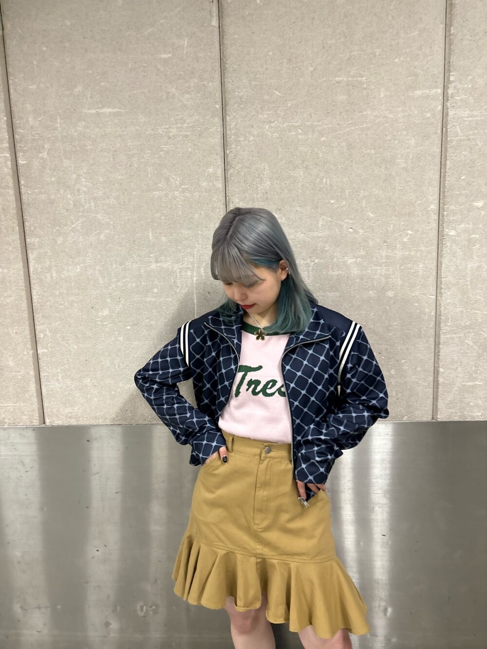 ベージュ系のスカート、ピンク系のニット/セーター、ブルー系のジャージを着用したレディースの春コーディネートの4枚目の写真