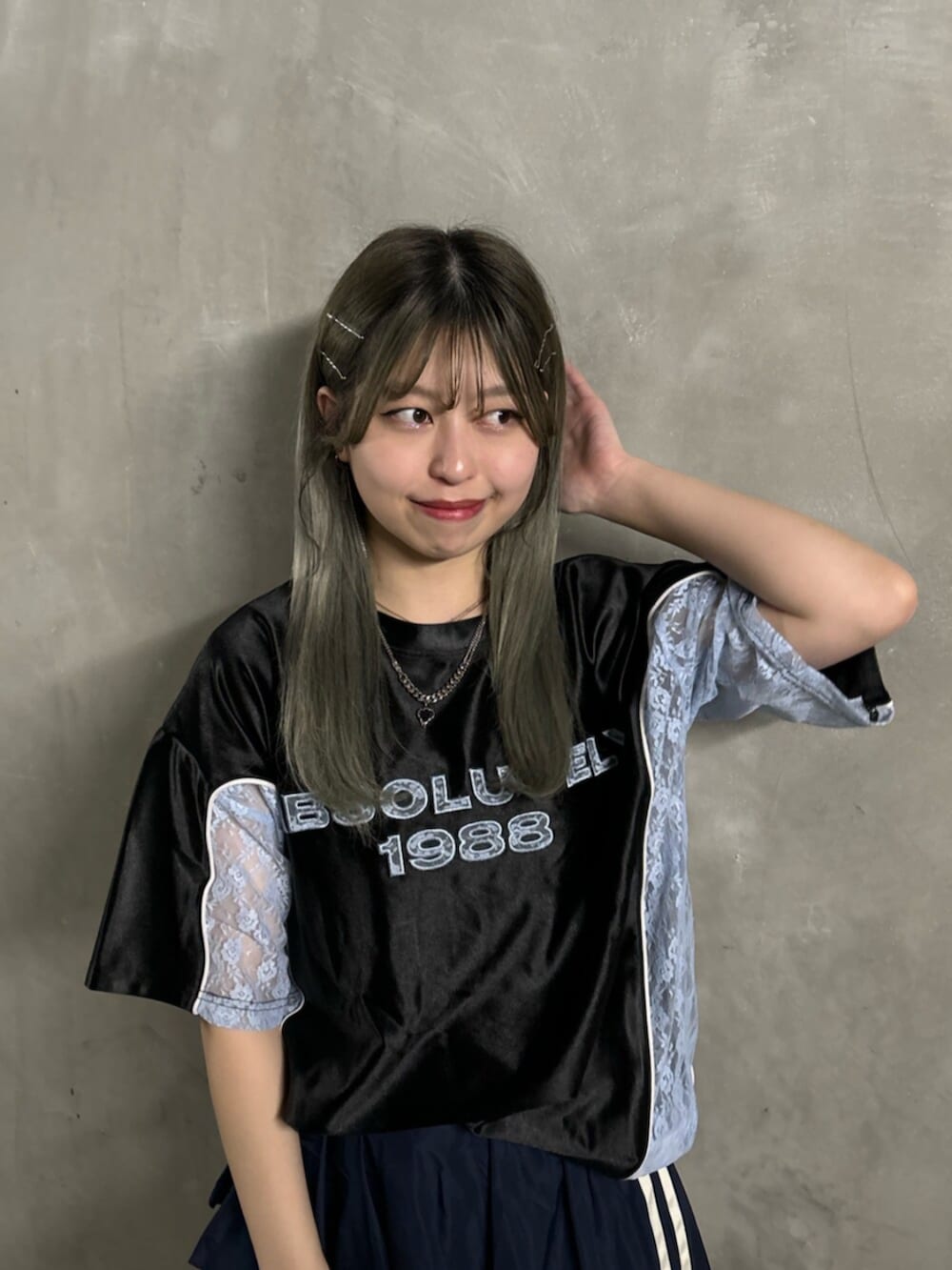 ブラック系のその他シューズ、ブルー系のスカート、ブラック系のTシャツ/カットソーを着用したレディースの春コーディネートの5枚目の写真