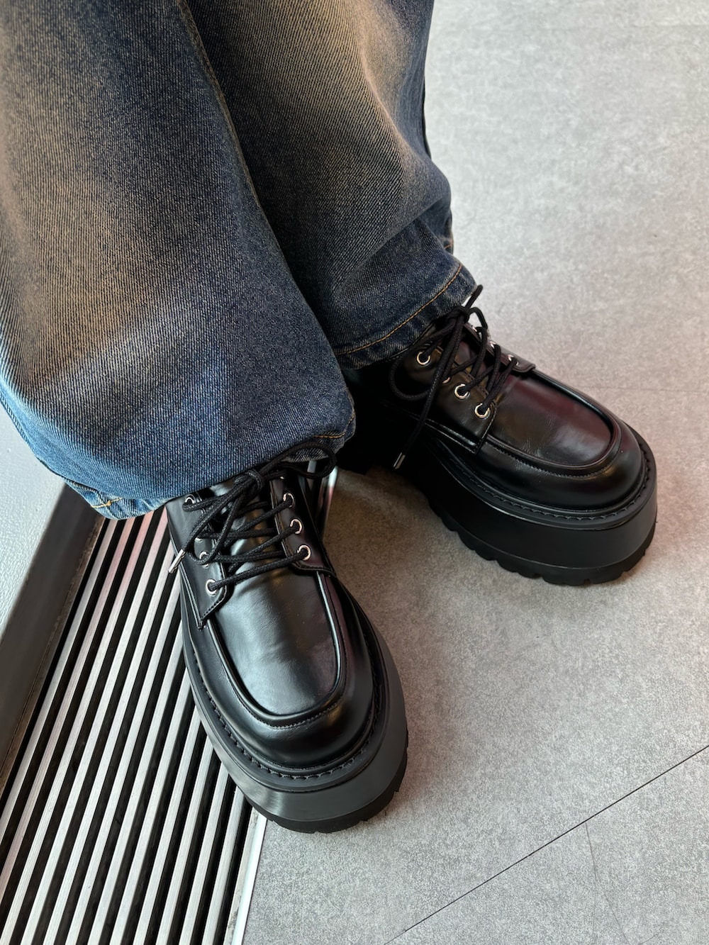 ブルー系のデニムパンツ、ブラック系のドレスシューズ、ブラウン系のテーラードジャケットを着用したレディースの夏コーディネートの8枚目の写真