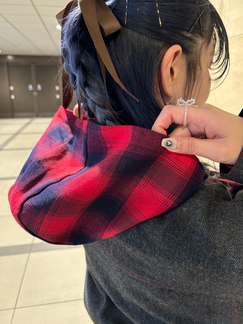 グレー系のワンピース、レッド系のシャツ/ブラウス、ブラック系のショルダーバッグを着用したレディースの秋コーディネートの6枚目の写真