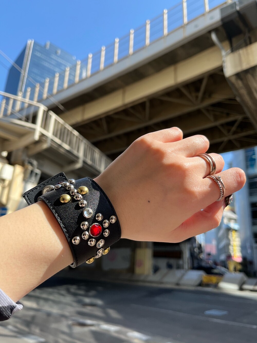 ブラック系のベスト、ブラック系のデニムパンツ、ブラック系のシャツ/ブラウスを着用したレディースの春コーディネートの9枚目の写真