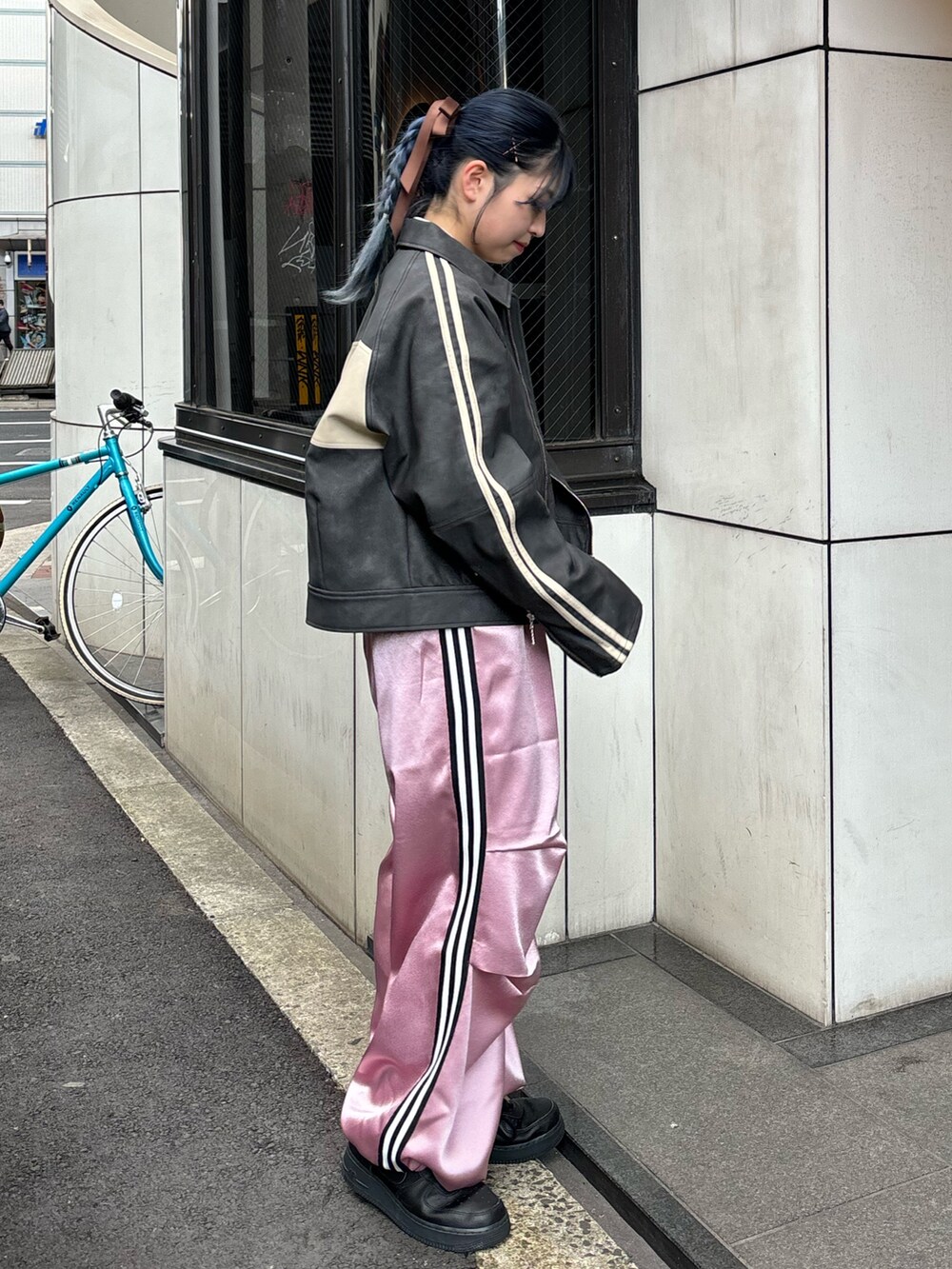 ピンク系のその他パンツ、ホワイト系のシャツ/ブラウス、ブラック系のブルゾンを着用したレディースの冬コーディネートの2枚目の写真