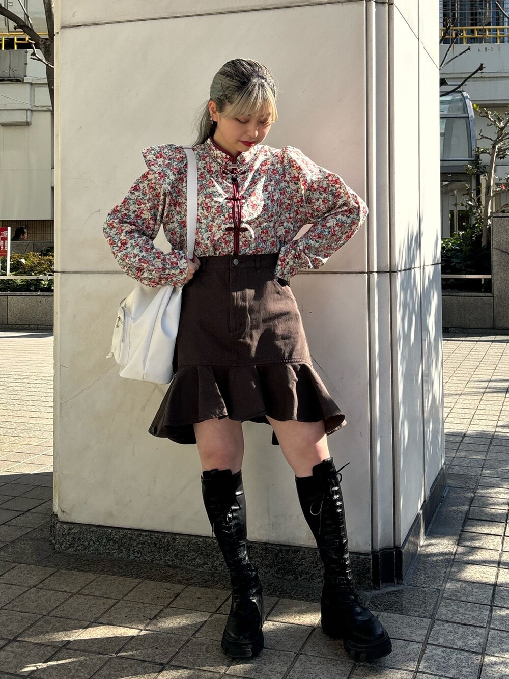 グリーン系のスカート、ホワイト系のシャツ/ブラウス、ブラック系のブーツを着用したレディースの冬コーディネートの5枚目の写真
