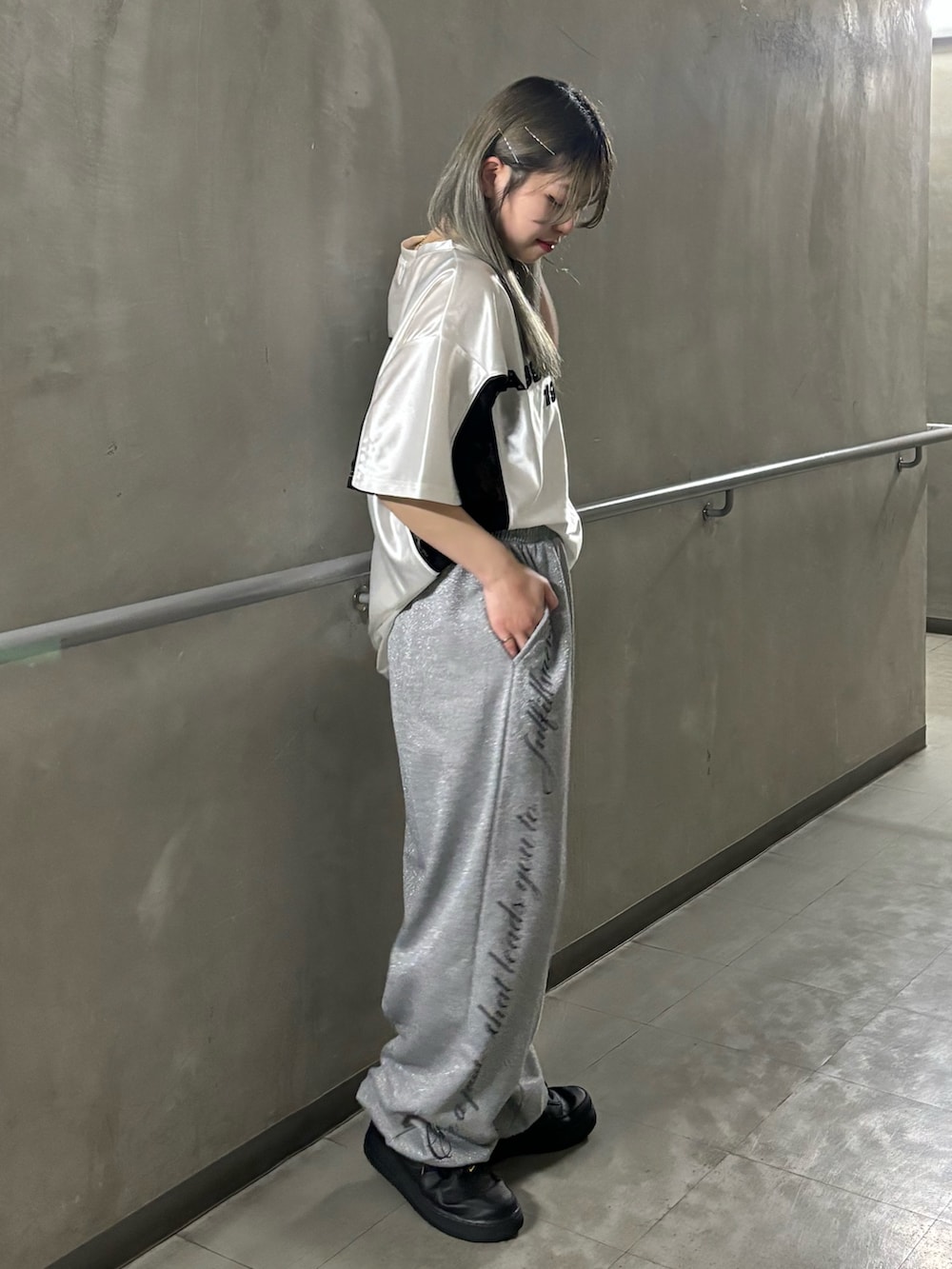 グレー系のスウェットパンツ、ホワイト系のTシャツ/カットソー、シルバー系のネックレスを着用したレディースの春コーディネートの2枚目の写真