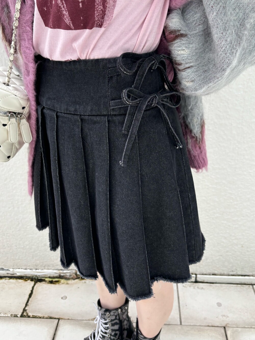 ブラック系のその他パンツ、ホワイト系のショルダーバッグ、ピンク系のTシャツ/カットソーを着用したレディースの秋コーディネートの7枚目の写真