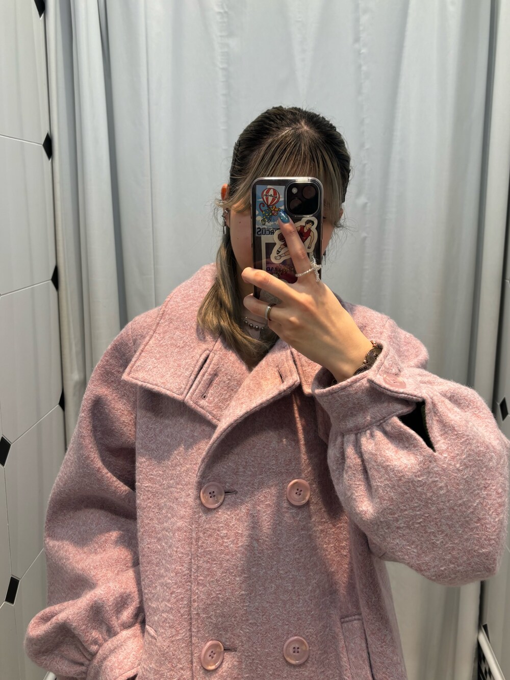 ピンク系のその他アウター、ブラック系のブーツ、その他のネックレスを着用したレディースの夏コーディネートの6枚目の写真