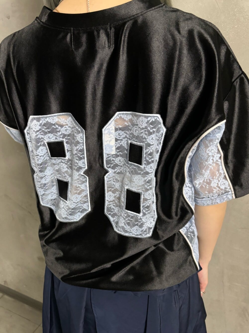 ブラック系のその他シューズ、ブルー系のスカート、ブラック系のTシャツ/カットソーを着用したレディースの春コーディネートの7枚目の写真