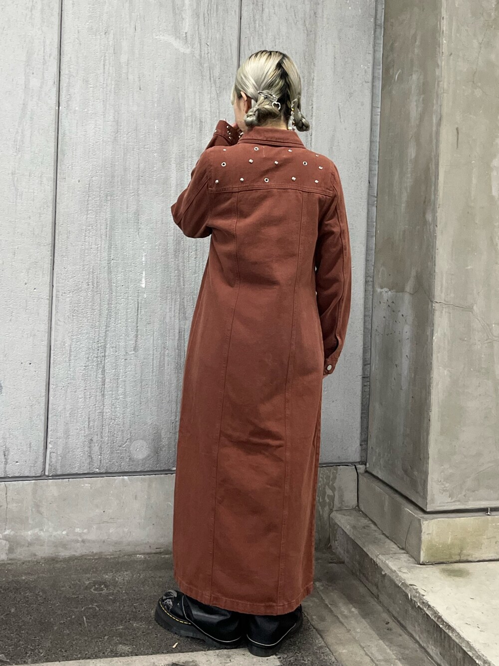 ホワイト系のニット/セーター、ブラウン系のワンピース、ブラック系のその他パンツを着用したレディースの冬コーディネートの3枚目の写真