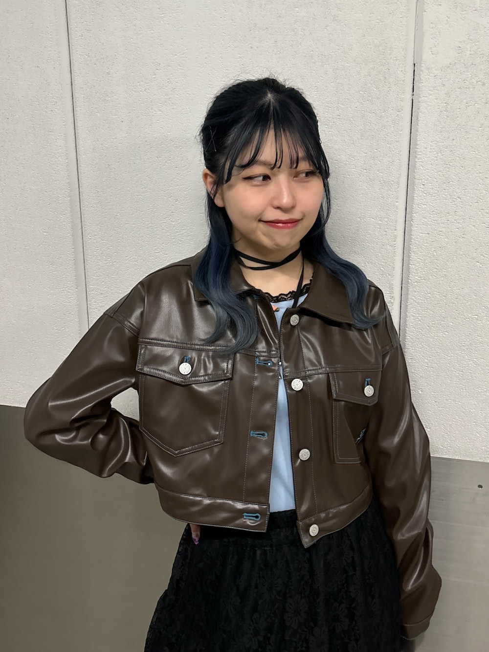 ブラック系のスカート、ホワイト系のスニーカー、ブルー系のTシャツ/カットソーを着用したレディースの冬コーディネートの4枚目の写真