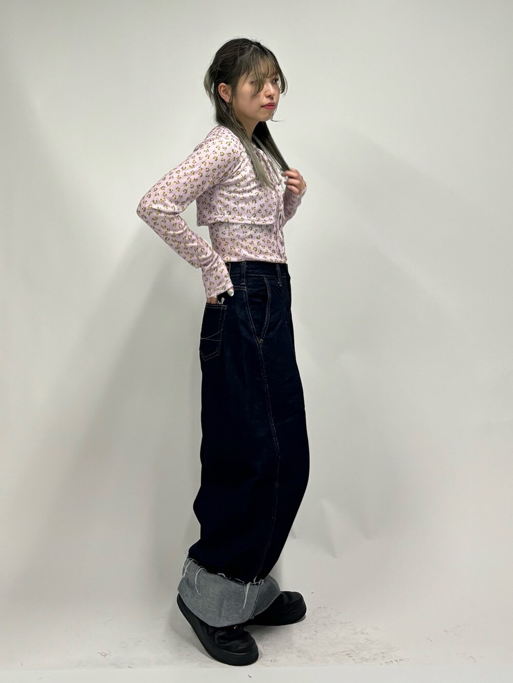 ブルー系のデニムパンツ、ピンク系のアンサンブルを着用したレディースの春コーディネートの2枚目の写真