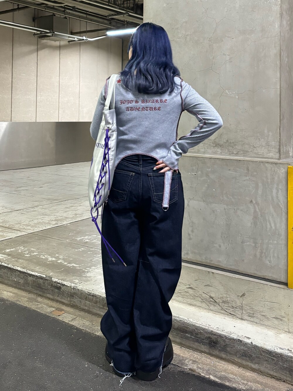 ブルー系のデニムパンツ、ブラック系のドレスシューズ、ブルー系のTシャツ/カットソーを着用したレディースの秋コーディネートの3枚目の写真