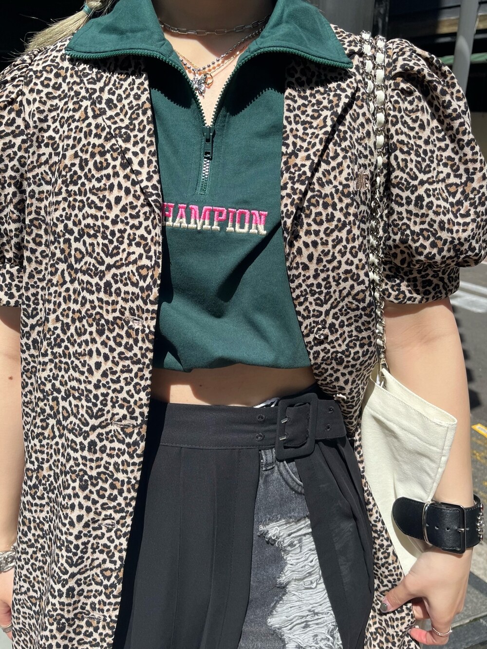 ホワイト系のトートバッグ、グリーン系のTシャツ/カットソー、ブラック系のデニムパンツを着用したレディースの春コーディネートの5枚目の写真