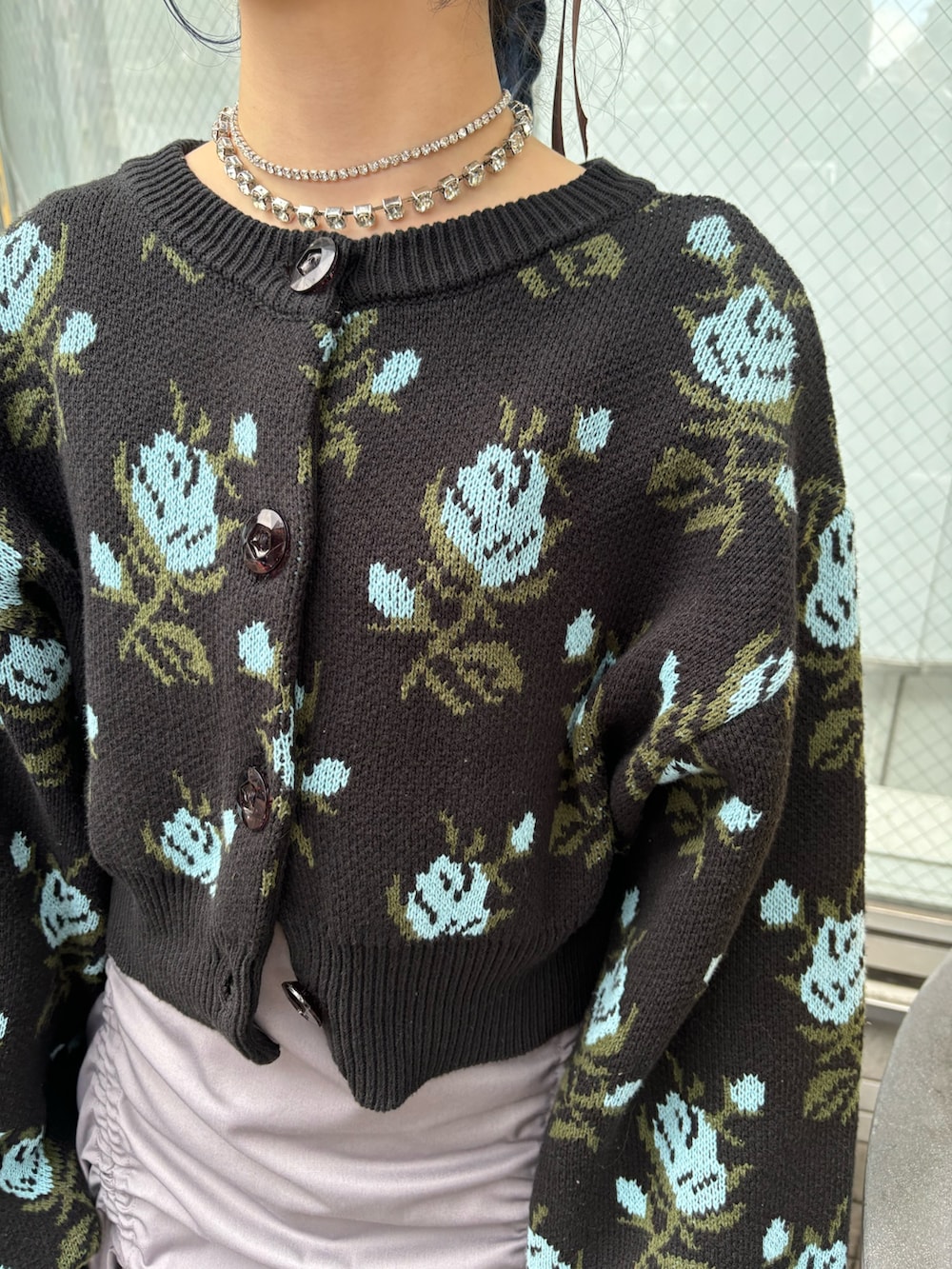 グレー系のワンピース、ブラック系のカーディガン/ボレロ、ブラック系のその他シューズを着用したレディースの冬コーディネートの5枚目の写真