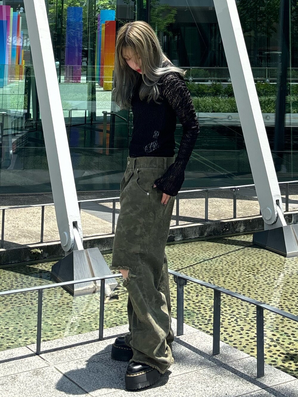 グリーン系のその他パンツ、ブラック系のその他シューズ、ブラック系のタンクトップを着用したレディースの夏コーディネートの4枚目の写真