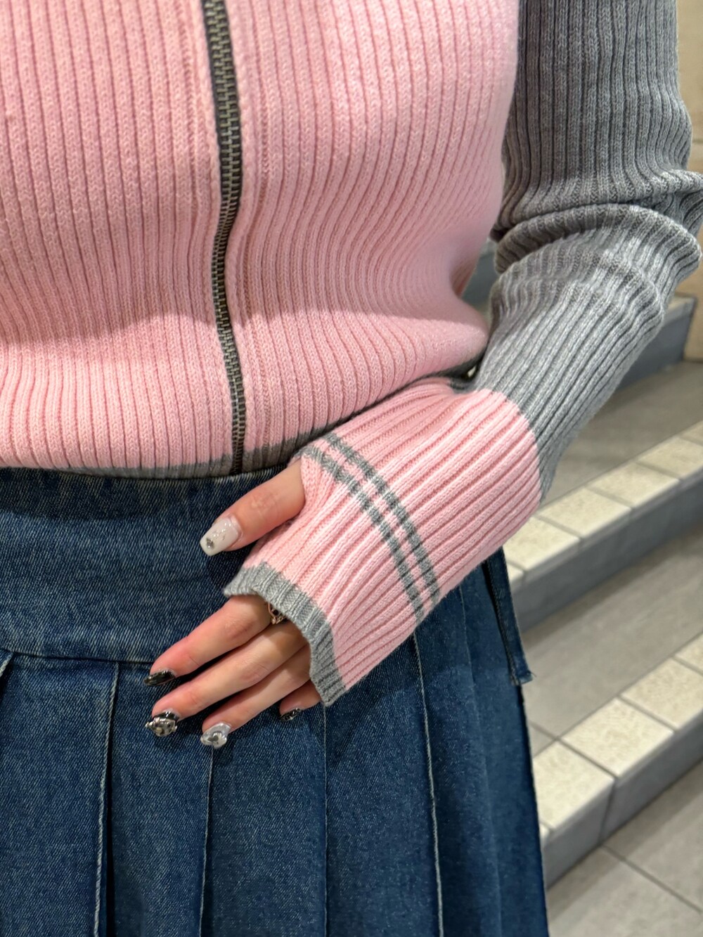 ブルー系のその他パンツ、グレー系のニット/セーターを着用したレディースの秋コーディネートの6枚目の写真