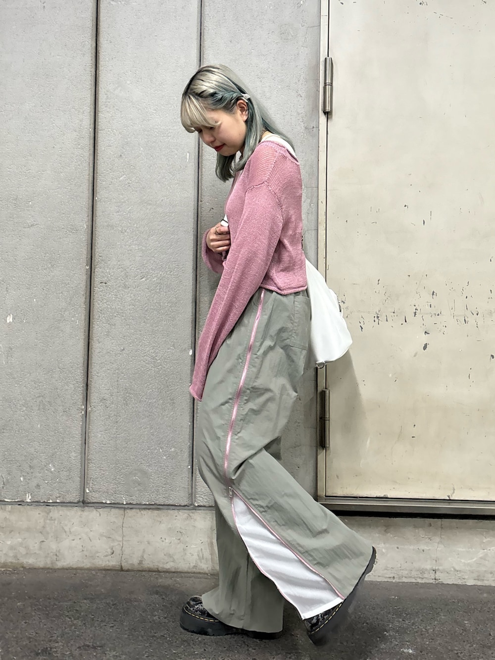 ホワイト系のバックパック/リュック、ホワイト系のキャミソール、グレー系のその他パンツを着用したレディースの春コーディネートの4枚目の写真