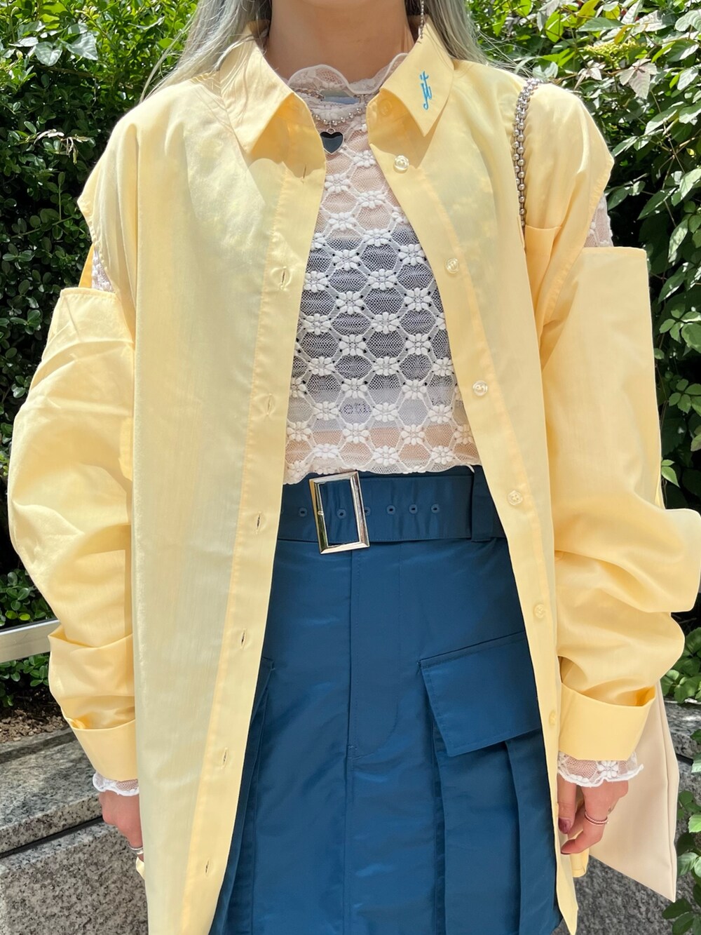 ブルー系のその他パンツ、ホワイト系のハンドバッグ、ホワイト系のTシャツ/カットソーを着用したレディースの夏コーディネートの4枚目の写真