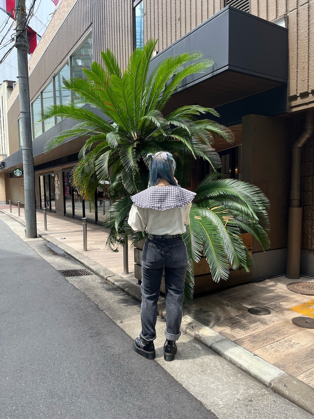 ホワイト系のTシャツ/カットソー、ブラック系のデニムパンツ、パープル系のワンピースを着用したレディースの夏コーディネートの4枚目の写真