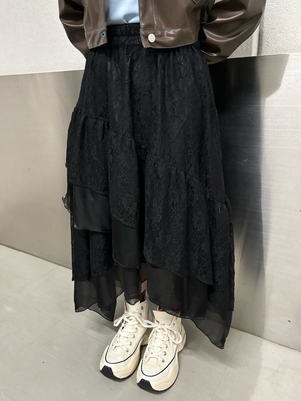 ブラック系のスカート、ホワイト系のスニーカー、ブルー系のTシャツ/カットソーを着用したレディースの冬コーディネートの5枚目の写真