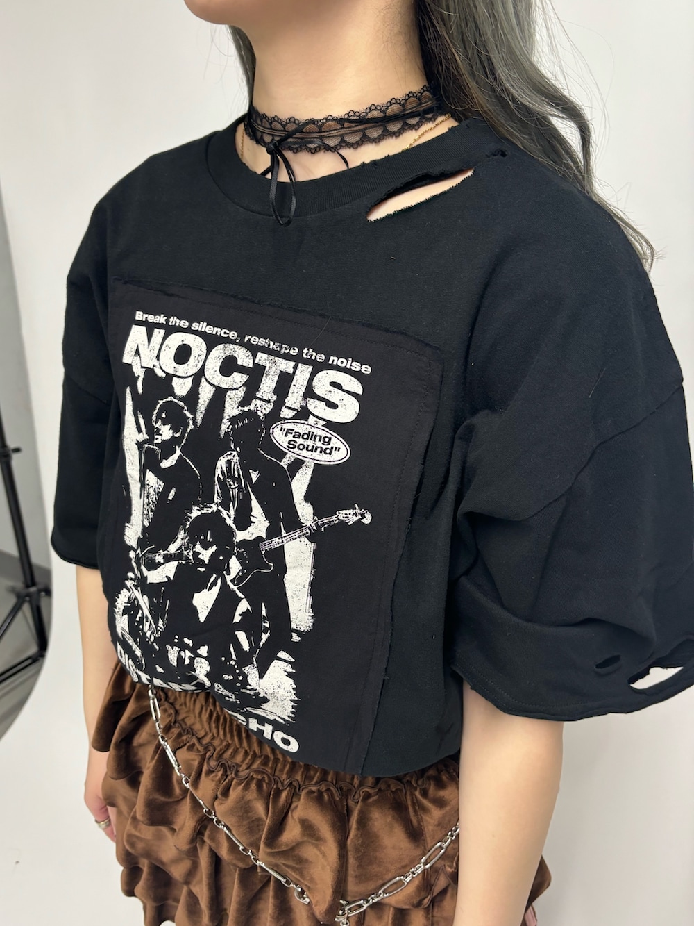 ブラウン系のスカート、ブラック系のその他シューズ、ブラック系のTシャツ/カットソーを着用したレディースの夏コーディネートの6枚目の写真