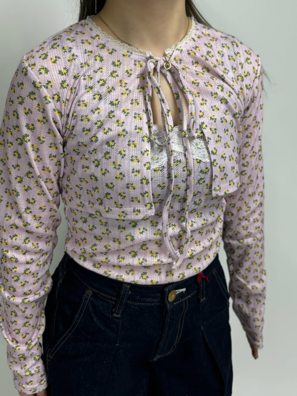 ブルー系のデニムパンツ、ピンク系のアンサンブルを着用したレディースの春コーディネートの6枚目の写真