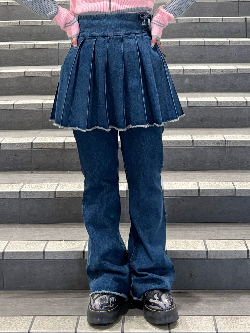 ブルー系のその他パンツ、グレー系のニット/セーターを着用したレディースの秋コーディネートの8枚目の写真