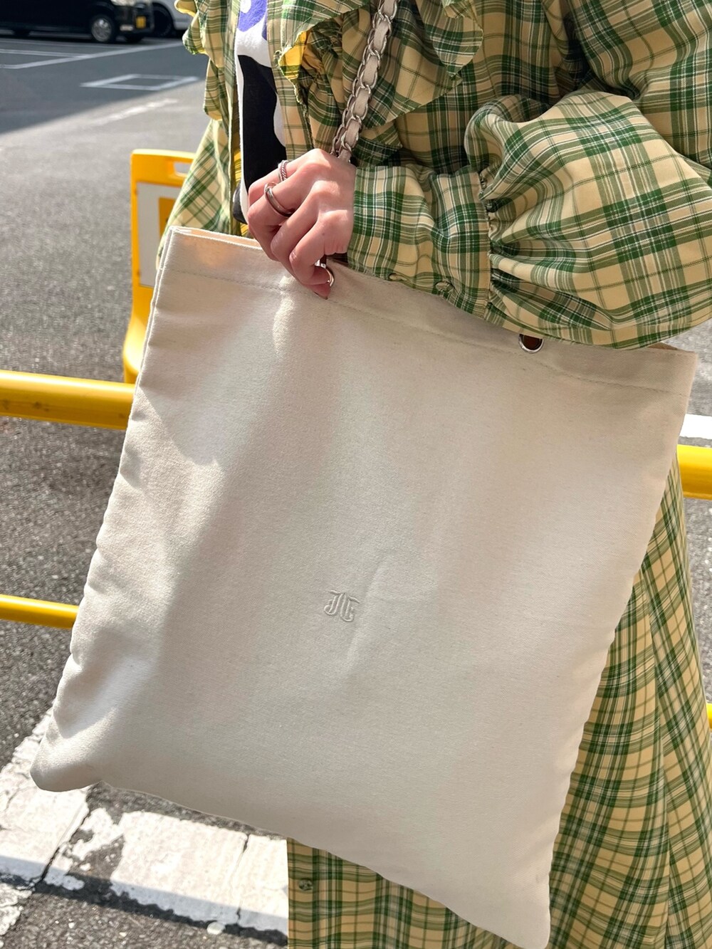 ホワイト系のその他パンツ、イエロー系のワンピース、ホワイト系のTシャツ/カットソーを着用したレディースの春コーディネートの7枚目の写真