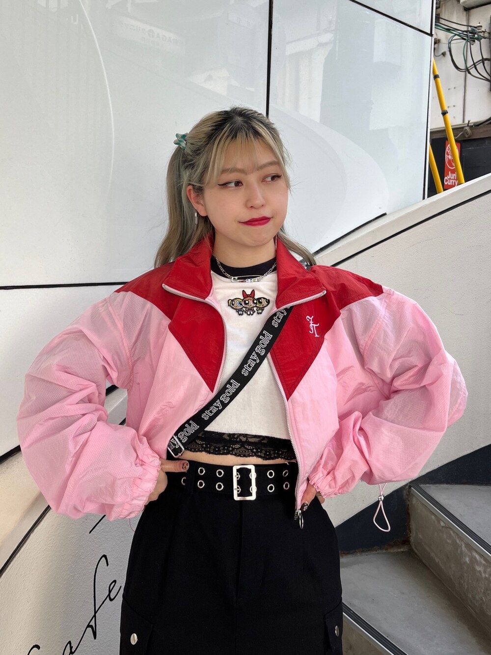 ブラック系のスカート、ピンク系のブルゾン、ホワイト系のTシャツ/カットソーを着用したレディースの春コーディネートの2枚目の写真