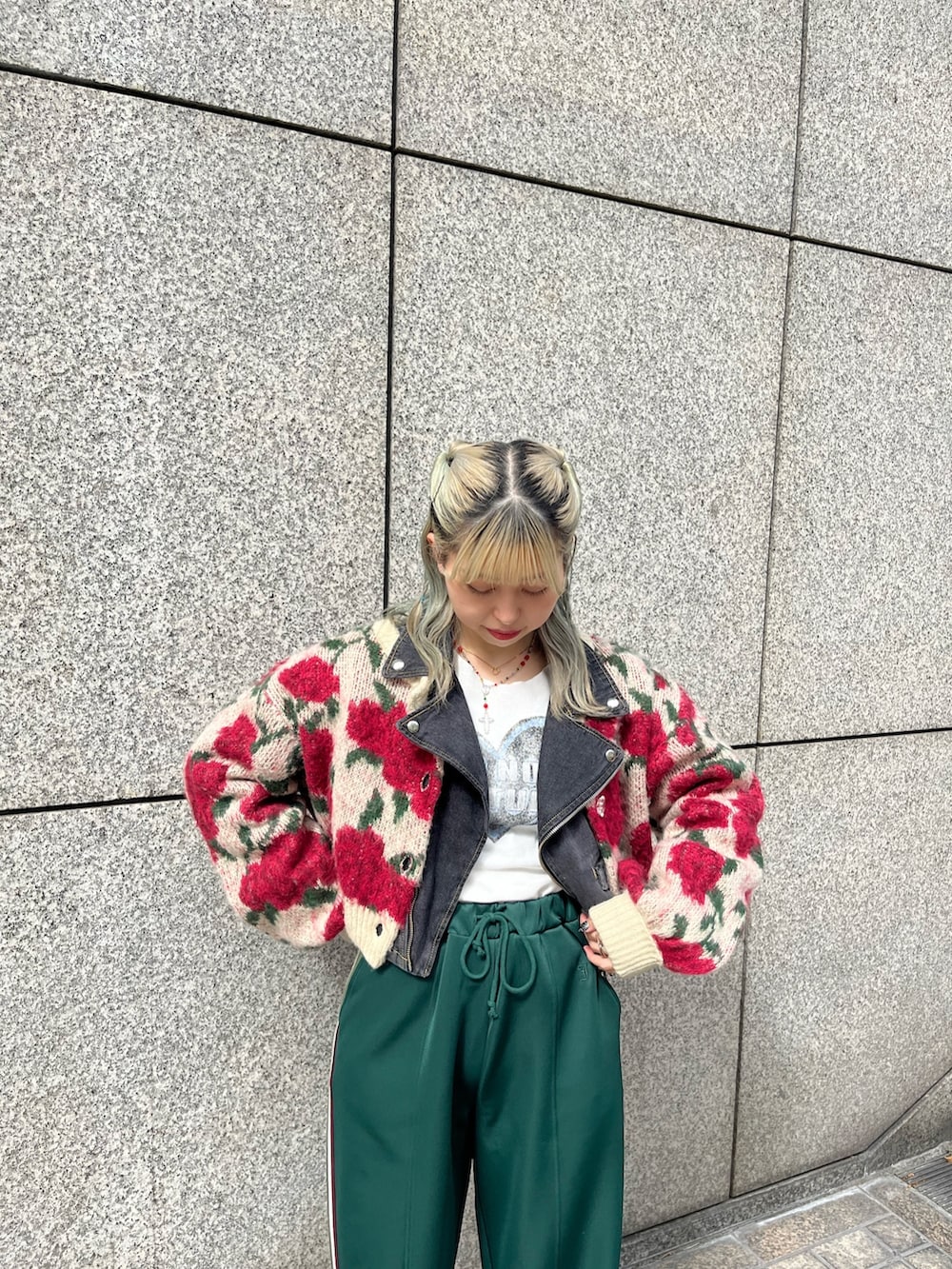 ホワイト系のカーディガン/ボレロ、ホワイト系のTシャツ/カットソー、グリーン系のその他パンツを着用したレディースの秋コーディネートの5枚目の写真