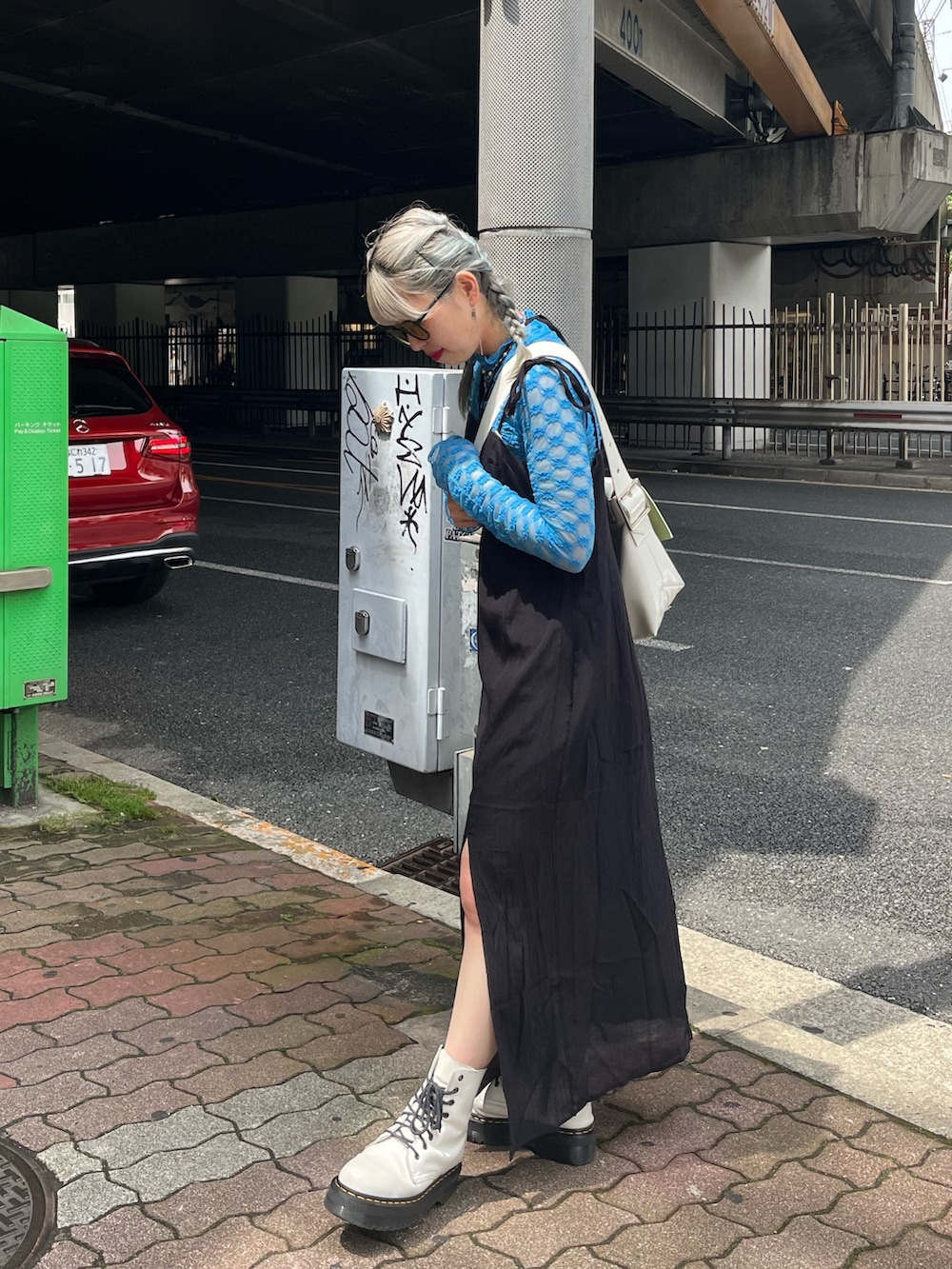 ブルー系のTシャツ/カットソー、ブラック系のワンピース、シルバー系のネックレスを着用したレディースの夏コーディネートの2枚目の写真