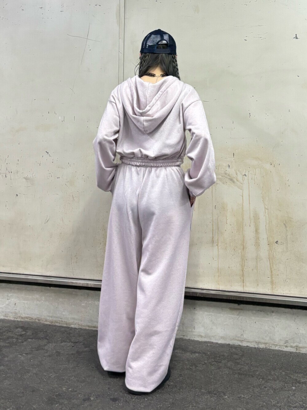 ピンク系のスウェットパンツ、ピンク系のパーカー、ホワイト系のアンサンブルを着用したレディースの春コーディネートの3枚目の写真