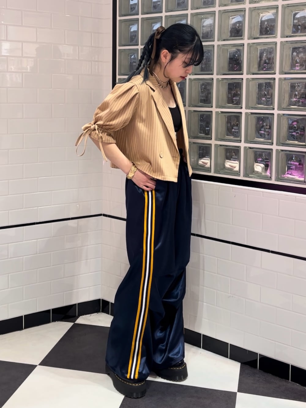 ブルー系のその他パンツ、ブラック系のその他シューズ、ベージュ系のテーラードジャケットを着用したレディースの冬コーディネートの2枚目の写真