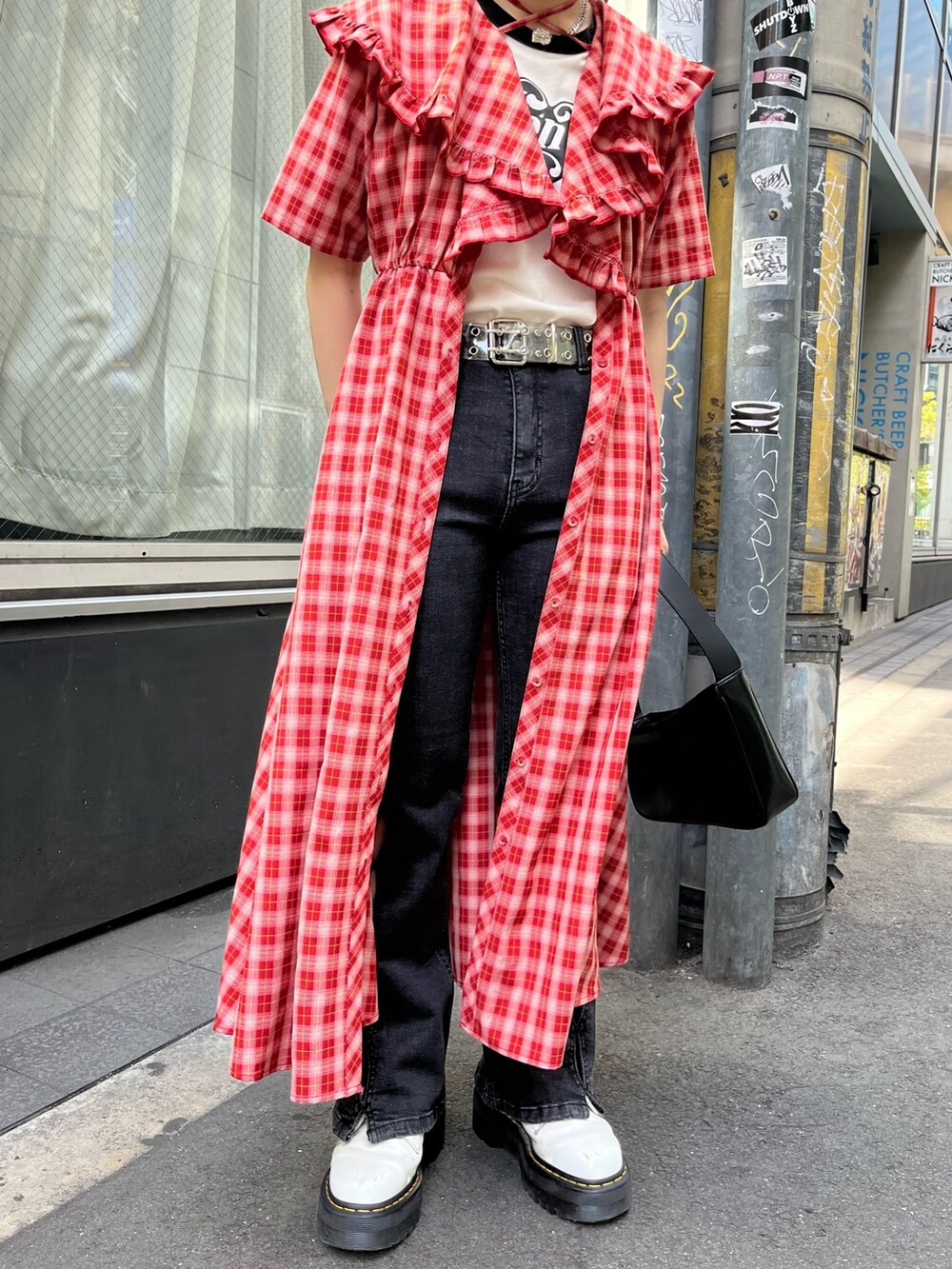 ブラック系のハンドバッグ、ホワイト系のTシャツ/カットソー、レッド系のワンピースを着用したレディースの春コーディネートの8枚目の写真