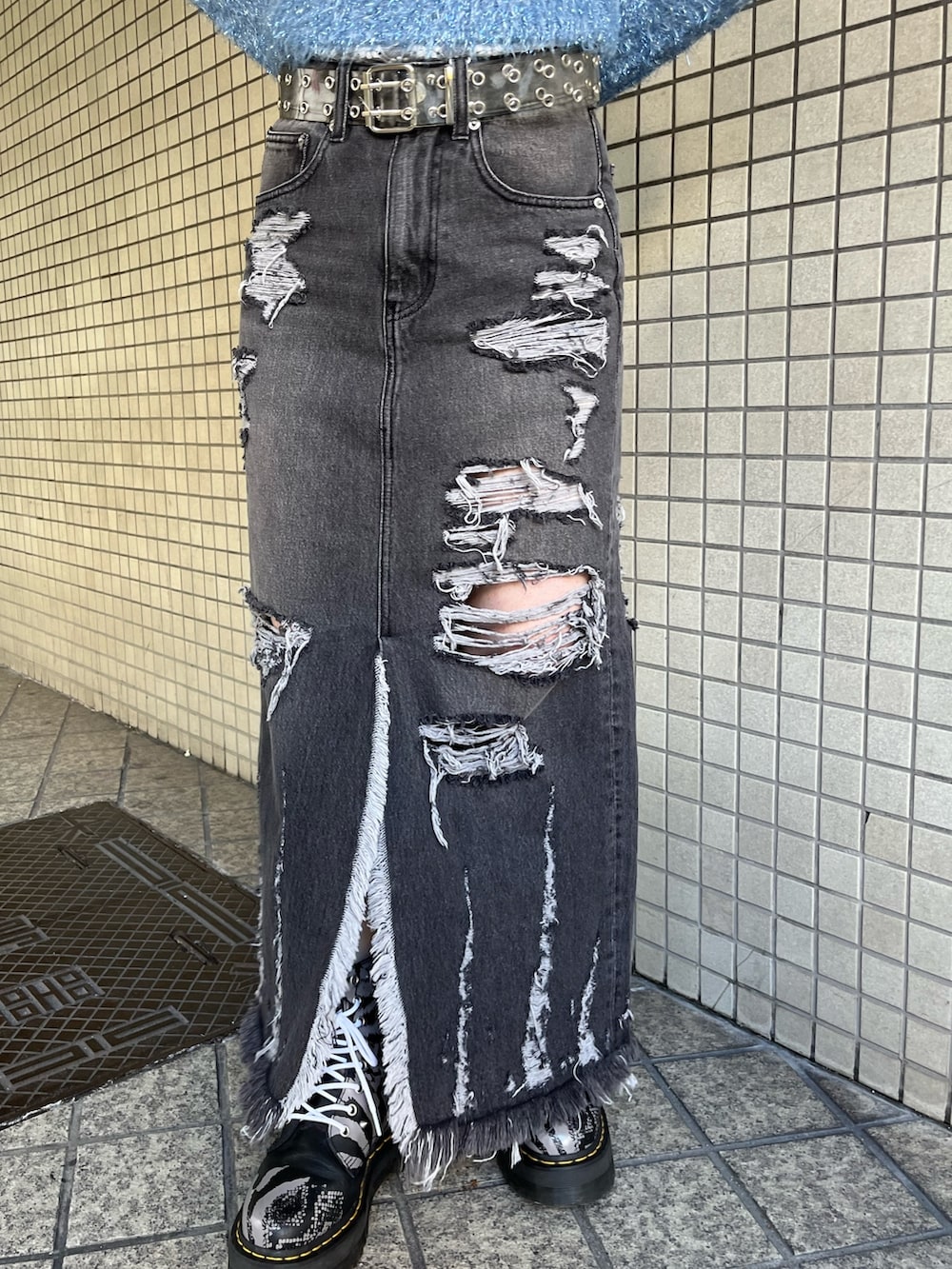 ホワイト系のTシャツ/カットソー、ブラック系のハンドバッグ、ブルー系のニット/セーターを着用したレディースの冬コーディネートの8枚目の写真