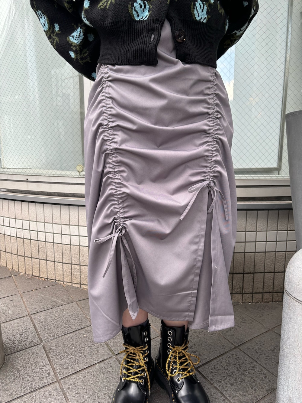 グレー系のワンピース、ブラック系のカーディガン/ボレロ、ブラック系のその他シューズを着用したレディースの冬コーディネートの6枚目の写真