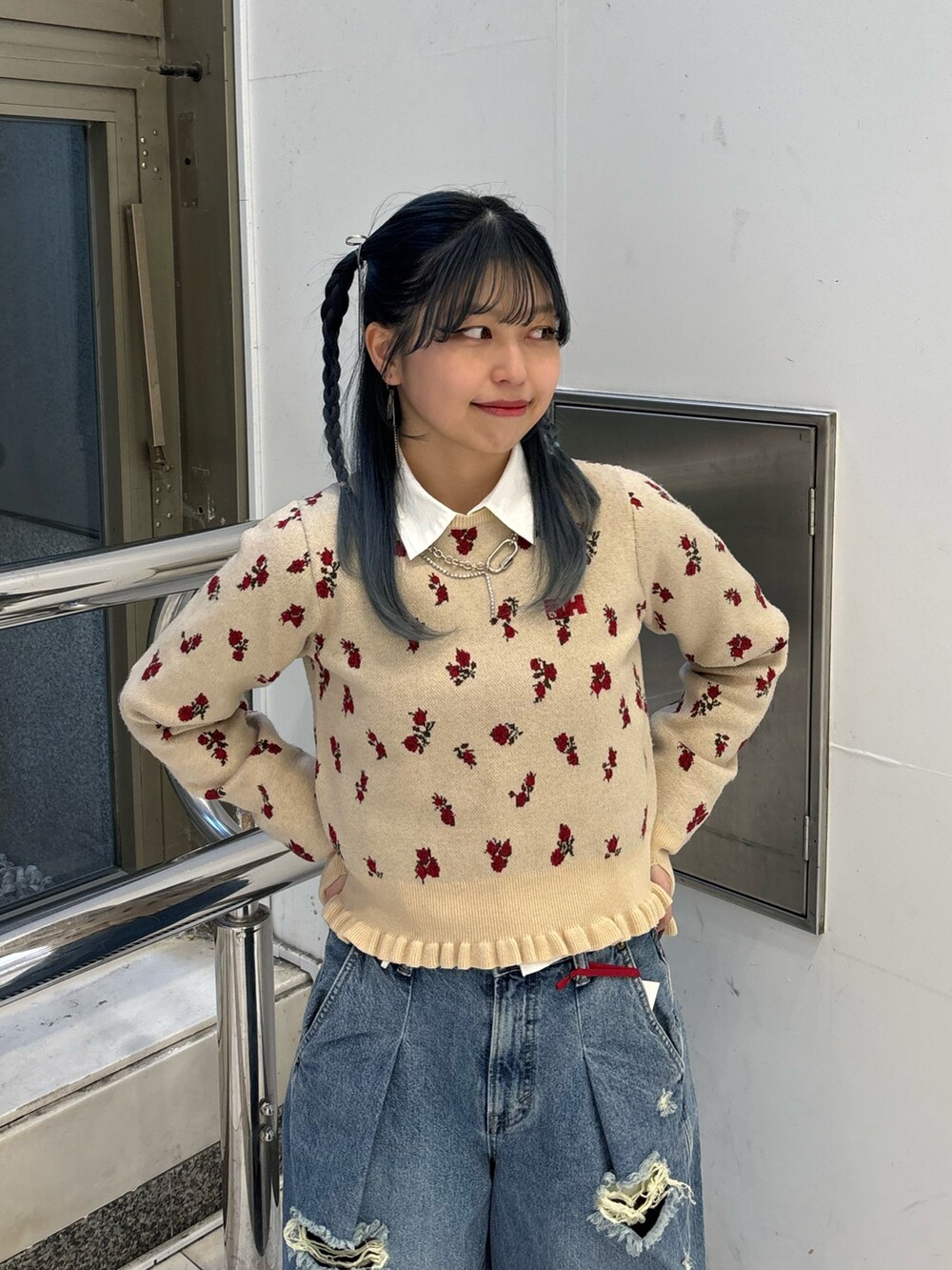 ブルー系のデニムパンツ、ブルー系のデニムパンツ、ホワイト系のニット/セーターを着用したレディースの冬コーディネートの4枚目の写真